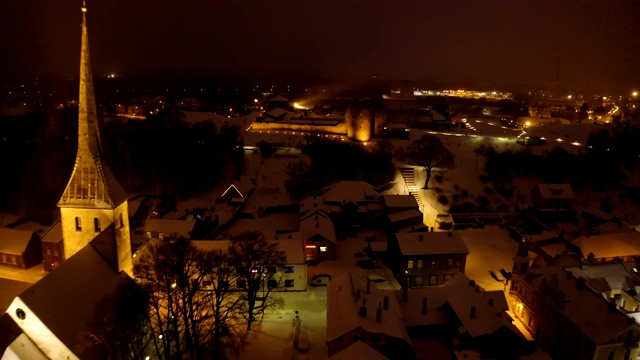 爱沙尼亚的Rakvere，屋顶上覆盖着厚厚的白雪视频素材