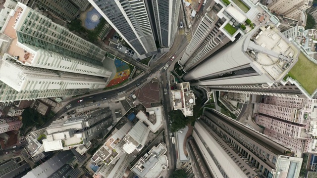 无人机俯瞰香港城市景观。从无人机拍摄的香港城市90度鸟瞰图。摄像机从下到上的旋转。视频素材