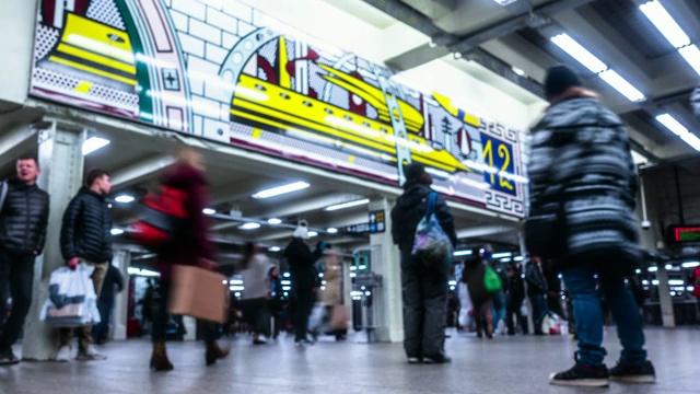 延时拍摄:地铁车站拥挤的旅客视频素材