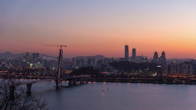 汉城天际线现代建筑和韩国城山大桥地区的夜间建筑视频素材