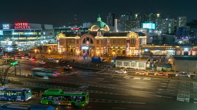 交通车辆与首尔城市天际线现代建筑和建筑在晚上，韩国视频素材