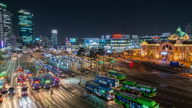 交通车辆与首尔城市天际线现代建筑和建筑在晚上，韩国视频素材