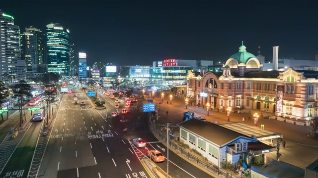 交通车辆与首尔城市天际线现代建筑和建筑在晚上，韩国视频素材