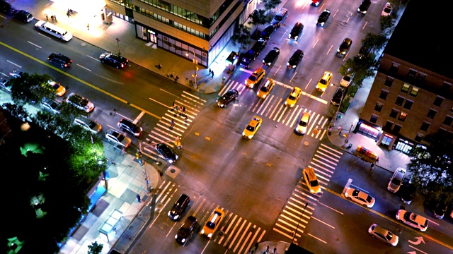 上方直接俯瞰城市十字路口的夜景视频素材