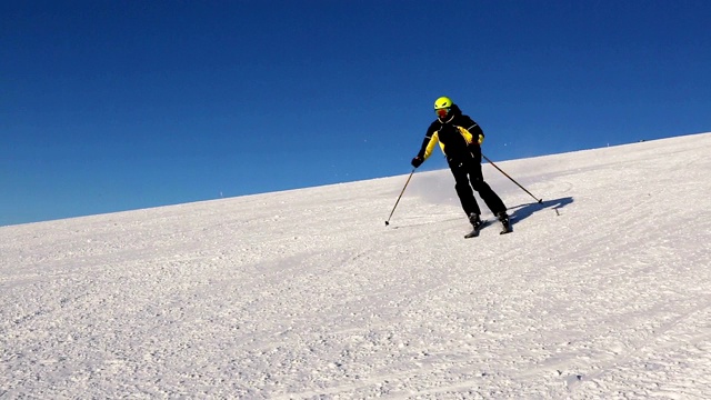 滑雪者在山上向山下滑雪视频下载