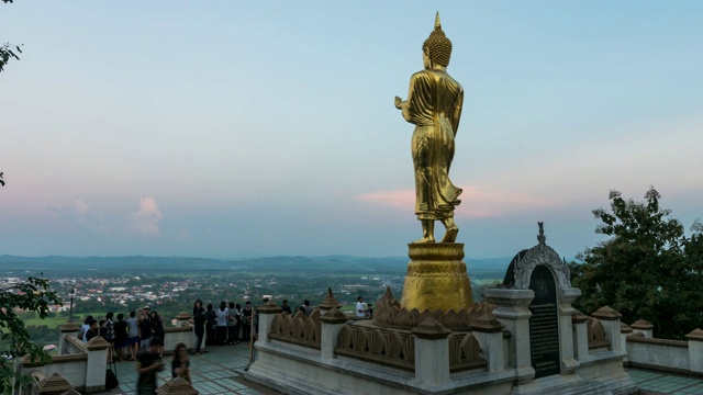 时间流逝-佛陀在早上站在一座山上，Wat Phra That Khao Noi，南省，泰国视频素材