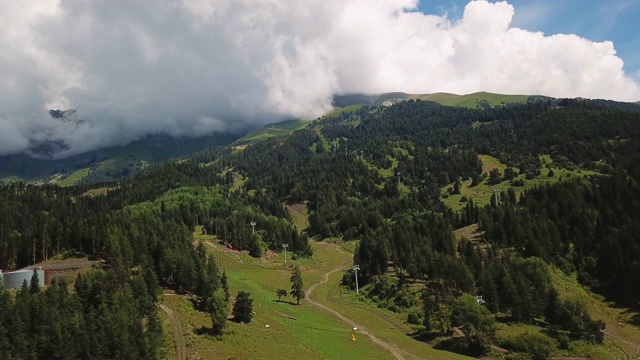 美丽的阿尔泰山山谷，鸟瞰图。泰山，云山，阿尔泰视频素材