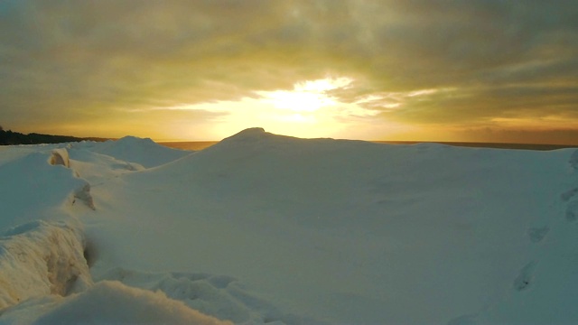 冬季日出雪波罗的海海滩，拉脱维亚的时间流逝视频视频素材