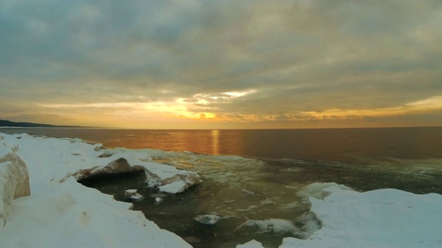 冬季日出雪波罗的海海滩，拉脱维亚的时间流逝视频视频素材