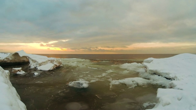 冬季日出雪波罗的海海滩，拉脱维亚的时间流逝视频视频素材