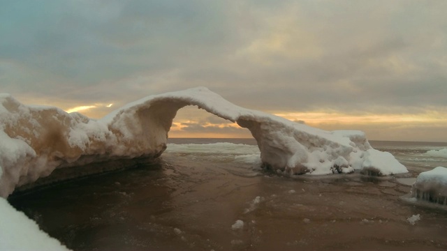 冬季日出雪波罗的海海滩，拉脱维亚的时间流逝视频视频素材