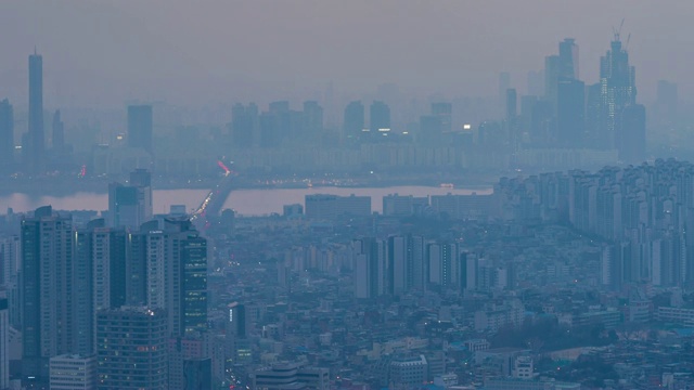 4K时光流逝:韩国冬季首尔城市天际线上的灰尘和夜间的现代建筑和建筑视频素材