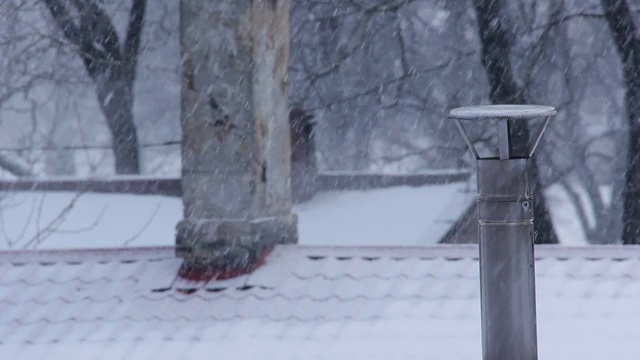 冬天下雪时烟囱冒烟。视频素材