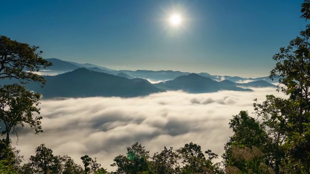 时间流逝日出在山与薄雾云视频素材