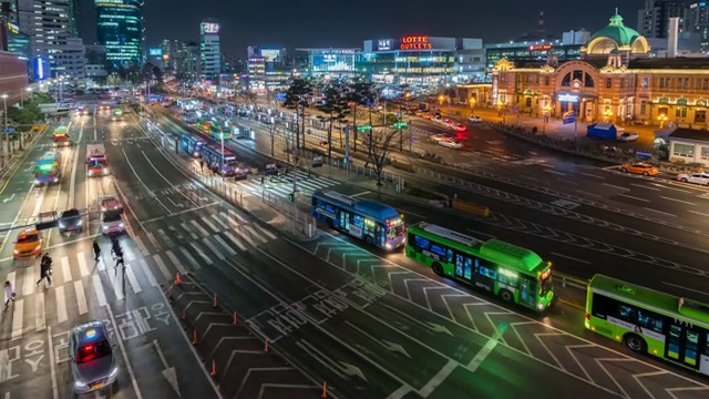 4K时光流逝:首尔市内繁忙的交通，韩国夜间的现代建筑和建筑视频素材