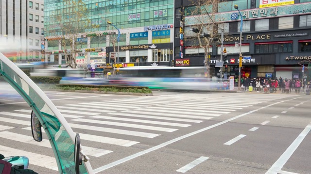 4K时间流逝:韩国首尔的游客人行横道，有现代建筑和建筑视频素材