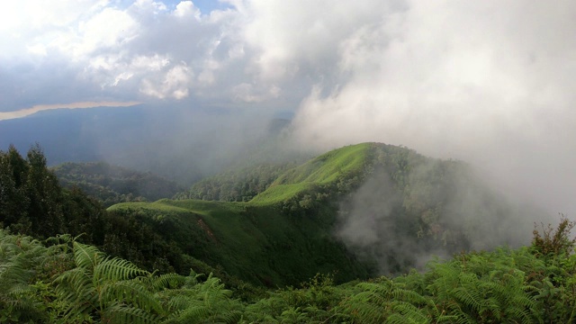 时光流逝，风吹雾吹，傍晚露出山景视频素材