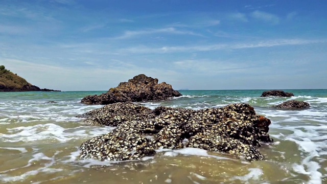 海浪冲击着海滩海景的岩石，竹湾，高兰塔，泰国视频素材