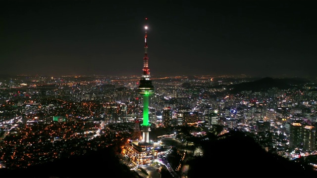 南山汉城塔鸟瞰图是韩国首个夜间塔式旅游景点视频素材