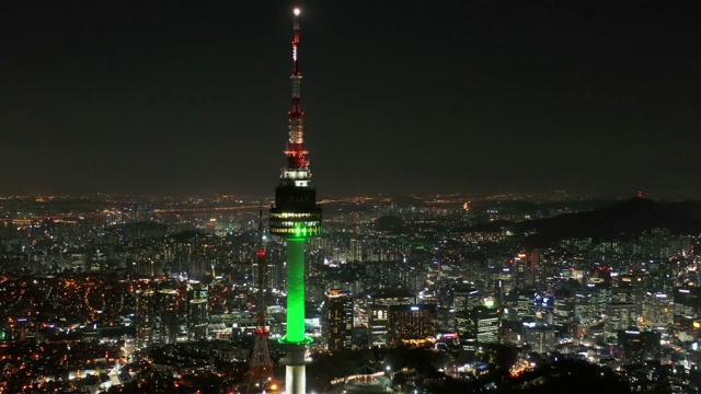 南山汉城塔鸟瞰图是韩国首个夜间塔式旅游景点视频素材