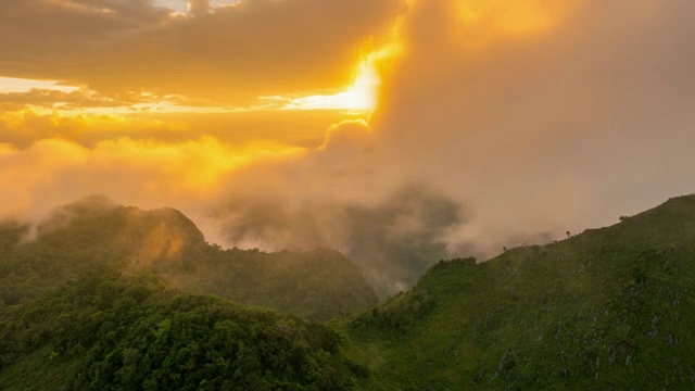 在泰国清迈的Doi Luang Chiang道的顶部，落日和薄雾的流逝视频素材