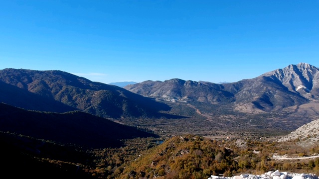 山脉鸟瞰图视频素材