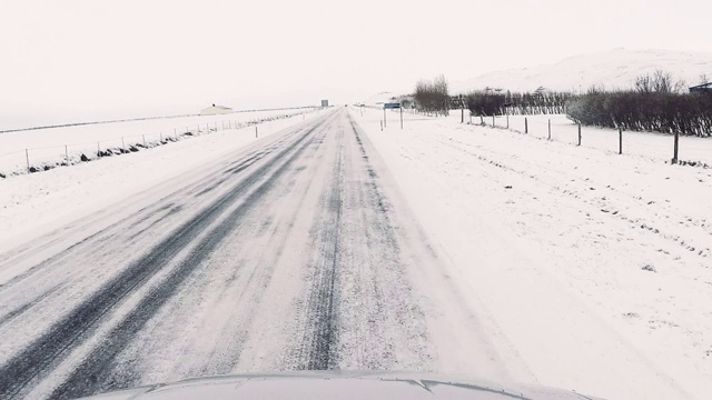 在冰岛的狂野道路上的车载摄像机视频素材