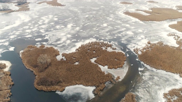 飞越有浮冰的冬季湖泊或河流。4K天线。视频下载