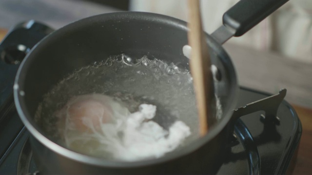 用小平底锅煮鸡蛋视频素材