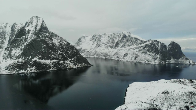 鸟瞰罗浮敦群岛冬季山谷中的渔村视频素材