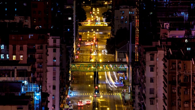 夜晚街道交通的时间流逝，现代城市的城市景观和繁华的街道视频素材