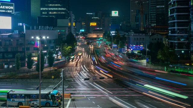 在韩国首尔，时间流逝的太阳门(南大门市场)或南大门的灯光痕迹在晚上的汽车。视频素材