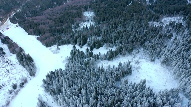 滑雪场雪山缆车上的鸟瞰图滑雪者和单板滑雪者。视频素材