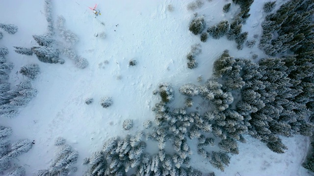 滑雪场雪山缆车上的鸟瞰图滑雪者和单板滑雪者。视频素材