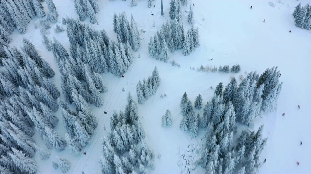 滑雪场雪山缆车上的鸟瞰图滑雪者和单板滑雪者。视频素材