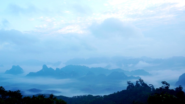 时光流逝，日出和山上的雾。视频素材