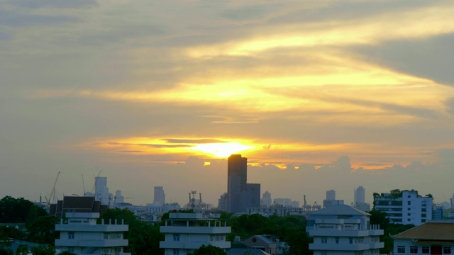 白天到夜晚的延时云天空景观。视频素材