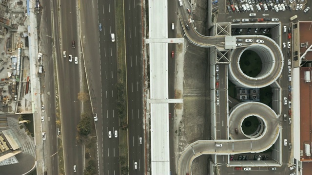 带停车场入口道路鸟瞰图视频素材