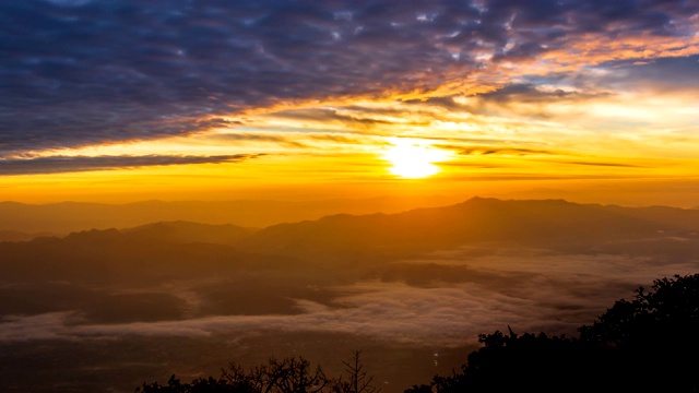 Doi Luang Chiang Dao Mountains Sunrise Beautiful Misty Floating Around Landmark Nature Travel Place Of Chiang Mai, Thailand . Doi Luang Chiang Dao Mountains Sunrise Beautiful Misty Floating Around地标自然旅游胜地清迈，泰国。视频素材