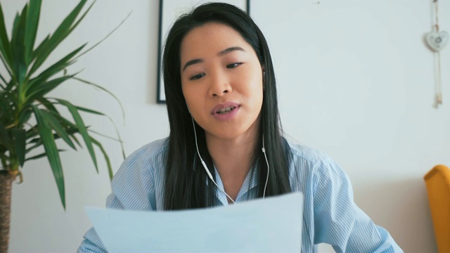 一位年轻的亚洲女性正在进行视频通话。视频素材