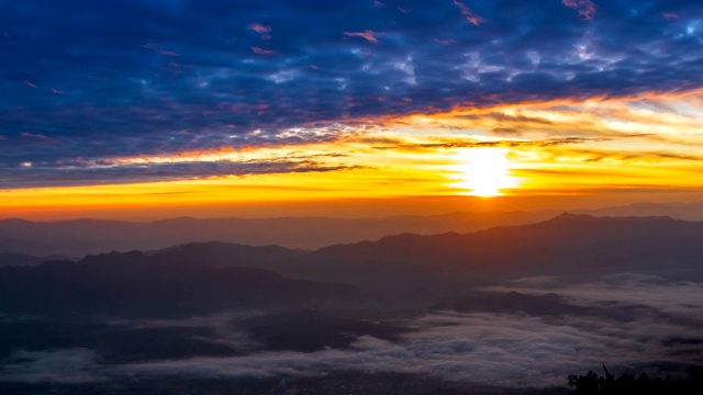 Doi Luang Chiang Dao Mountains Sunrise Beautiful Misty Floating Around Landmark Nature Travel Place Of Chiang Mai, Thailand . Doi Luang Chiang Dao Mountains Sunrise Beautiful Misty Floating Around地标性自然旅游胜地泰国清迈视频素材