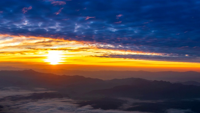 Doi Luang Chiang Dao Mountains Sunrise Beautiful Misty Floating Around Landmark Nature Travel Place Of Chiang Mai, Thailand . Doi Luang Chiang Dao Mountains Sunrise Beautiful Misty Floating Around地标自然旅游胜地清迈，泰国。视频素材