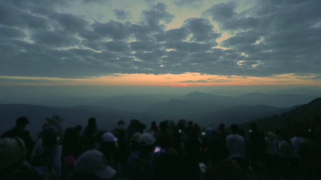 在山上日出的旅行者的景象，慢镜头视频素材