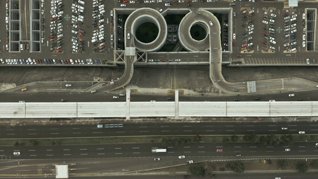 带停车场入口道路鸟瞰图视频素材