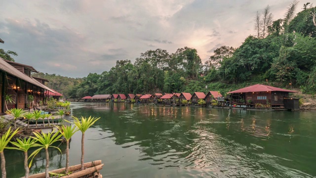 在北碧府葵河热带雨林的木筏度假胜地延时拍摄视频素材