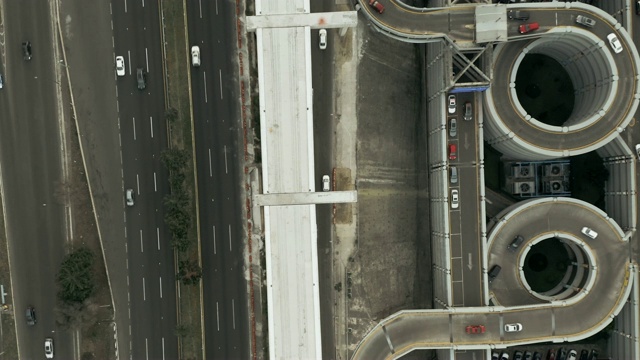 带停车场入口道路鸟瞰图视频素材