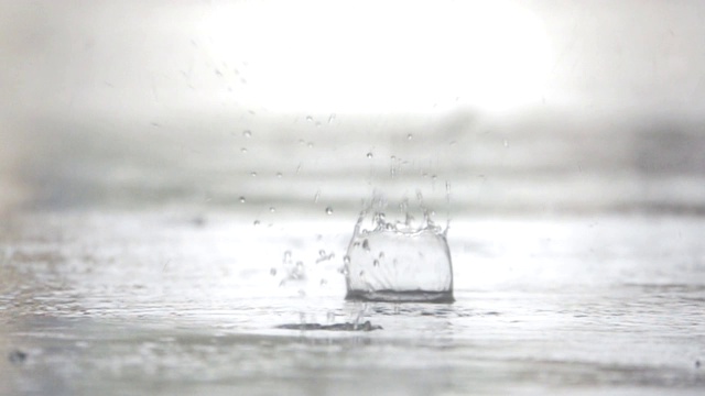 超级慢镜头:雨滴落在地板上。视频素材