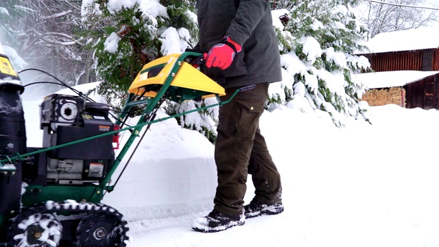 洁白的雪从扫雪机里扔到地上视频素材