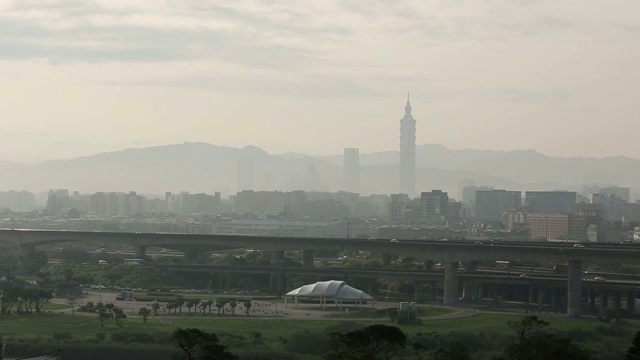 晨光中远处的台北市天际线视频素材