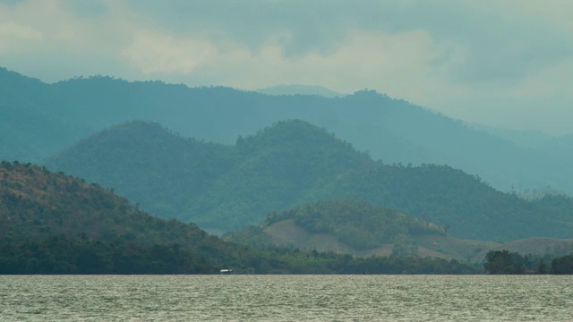 热带湖泊与绿色的山背景，时间流逝视频视频素材